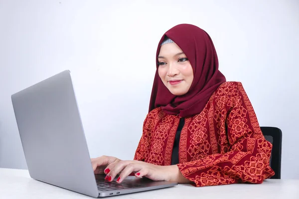 Junge Asiatische Islam Frau Sitzt Genüsslich Und Lächelnd Laptop Auf — Stockfoto