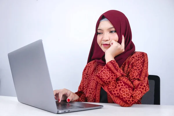 Młoda Azjatycka Islam Kobieta Jest Poważne Spojrzenie Gestem Myślenia Ręka — Zdjęcie stockowe