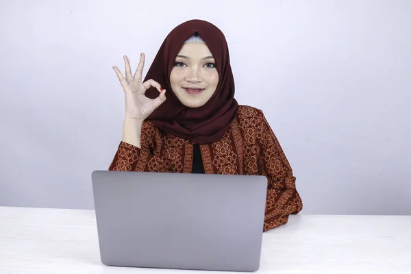 Młoda Azjatycka Islam Kobieta Jest Uśmiechnięta Szczęśliwa Podczas Pracy Laptopie — Zdjęcie stockowe