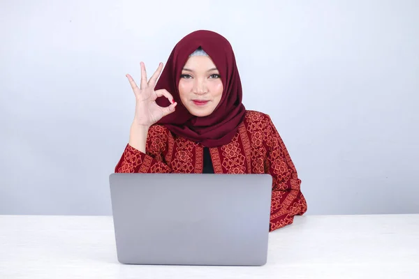 年轻的亚洲伊斯兰女性在使用带有可控手签的笔记本电脑时 微笑着 快乐着 — 图库照片