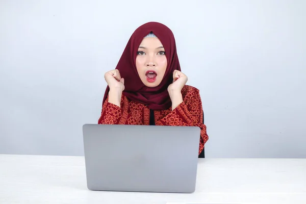 Junge Asiatische Islam Frau Mit Kopftuch Ist Schockiert Und Aufgeregt — Stockfoto