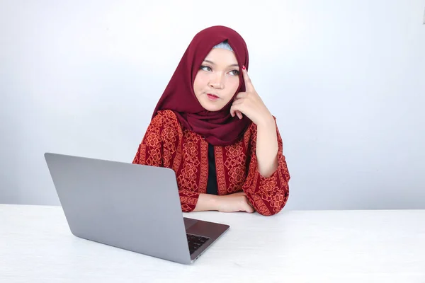 Joven Mujer Del Islam Asiático Mirada Seria Con Gesto Pensamiento —  Fotos de Stock