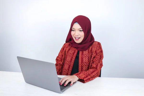 Joven Mujer Del Islam Asiático Con Pañuelo Cabeza Sorprende Emociona — Foto de Stock