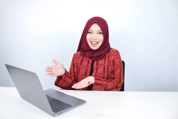 Junge Asiatische Islam Frau Lächelt Mit Erhobener Hand Wenn Sie — Stockfoto