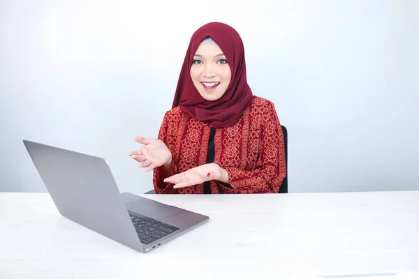 Joven Mujer Del Islam Asiático Sonríe Señalando Mano Cuando Trabaja — Foto de Stock