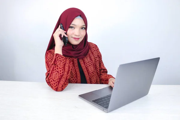 스카프를 아시아 이슬람 여성은 전화를 때웃으며 앞에서 흥분하고 — 스톡 사진