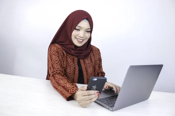 Wanita Muda Islam Asia Mengenakan Kerudung Tersenyum Ponsel Dengan Laptop — Stok Foto