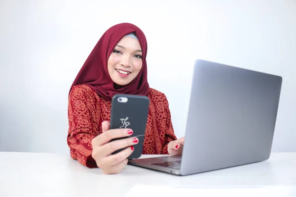 Ung Asiatisk Islam Kvinna Bär Slöja Ler Mobiltelefon Med Bärbar — Stockfoto