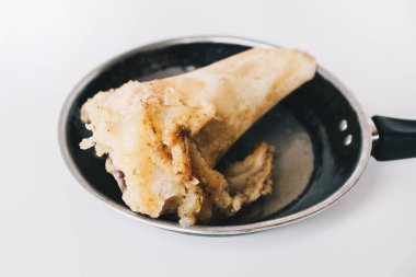 Beyaz arka planda izole edilmiş tavada çiğ biftek kemik çorbası..