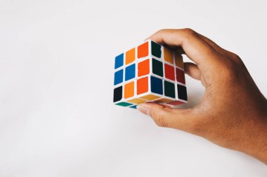Yogyakarta, Endonezya - Kasım 2019: Rubik 'in küp oyuncağı beyaz arka planda izole edilmiş. Zor görevler çözülüyor.