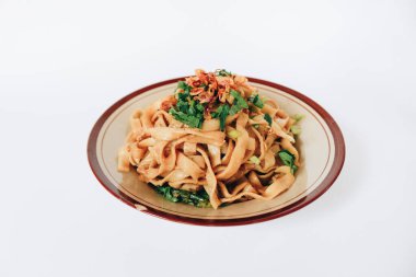 Kızarmış erişte ve koyu soya soslu domuz eti. Endonezya, Bakmie Jowo veya Fried Kwetiau 'nun beyaz arka planda soyutlandığını söyledi