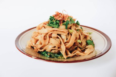 Kızarmış erişte ve koyu soya soslu domuz eti. Endonezya, Bakmie Jowo veya Fried Kwetiau 'nun beyaz arka planda soyutlandığını söyledi