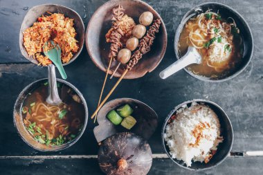 Ben de Batok. Fasulye filizi ve pilavlı Cava bifteği çorbası; Hindistan cevizi kabuğundan yapılmış geleneksel bir kase içinde servis edilir.. 