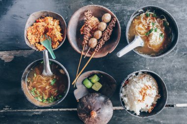 Ben de Batok. Fasulye filizi ve pilavlı Cava bifteği çorbası; Hindistan cevizi kabuğundan yapılmış geleneksel bir kase içinde servis edilir.. 