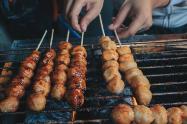 Izgara fırında ızgara Köfte Satay pişiriyorum. Bu geleneksel Endonezya sokak yemekleri köfteden yapılır..