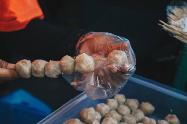 Izgara fırında ızgara Köfte Satay pişiriyorum. Bu geleneksel Endonezya sokak yemekleri köfteden yapılır..
