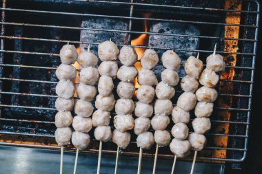 Izgara fırında ızgara Köfte Satay pişiriyorum. Bu geleneksel Endonezya sokak yemekleri köfteden yapılır..