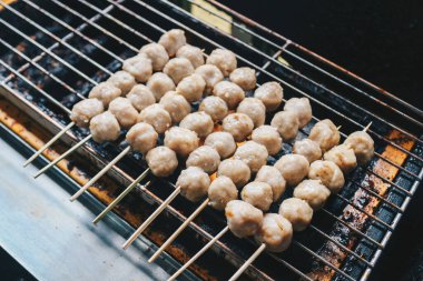 Izgara fırında ızgara Köfte Satay pişiriyorum. Bu geleneksel Endonezya sokak yemekleri köfteden yapılır..