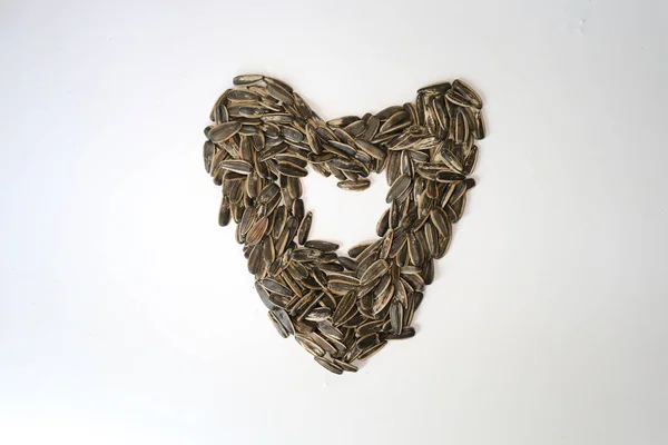 Pile Graines Tournesol Frites Forme Coeur Amour Isolées Sur Fond — Photo