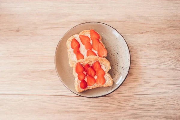 Chutný Toast Chléb Jahodovými Plátky Dřevěném Pozadí — Stock fotografie