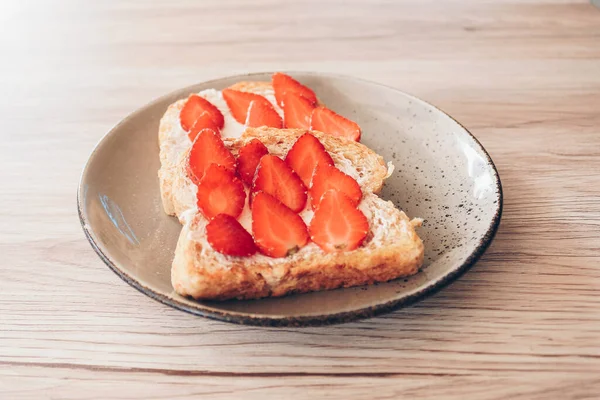 Gustoso Pane Tostato Con Fette Fragola Sfondo Legno — Foto Stock