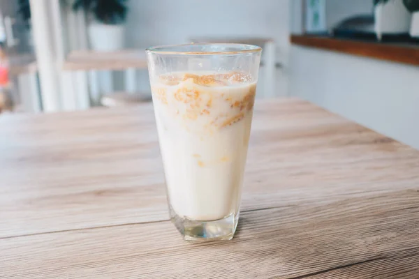 Galletas Crujientes Avena Dentro Vaso Leche Una Mesa Madera —  Fotos de Stock