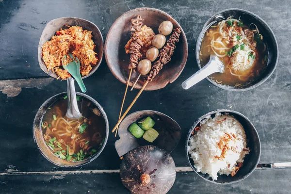 Ben de Batok. Fasulye filizi ve pilavlı Cava bifteği çorbası; Hindistan cevizi kabuğundan yapılmış geleneksel bir kase içinde servis edilir.. 