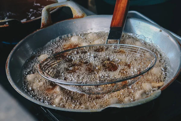 Matlagning Köttbullar Kokande Olja Stekpanna — Stockfoto