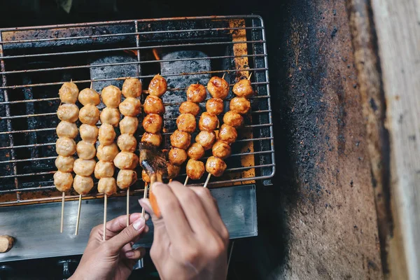 Vaření Grilované Masové Kuličky Satay Kamnech Grilování Indonéské Tradiční Pouliční — Stock fotografie