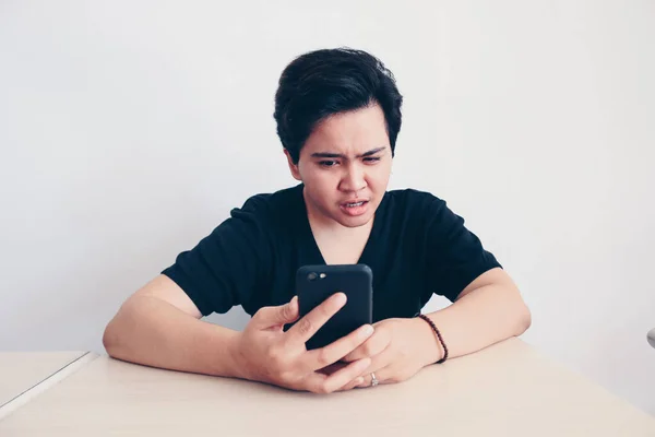 Asiatische Schöne Kurzhaarmädchen Ist Schockiert Oder Angewidert Smartphone Auf Dem — Stockfoto