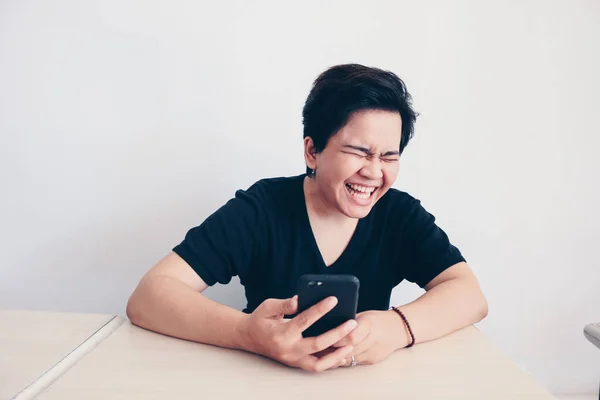 Korte Haar Aziatische Vrouw Houdt Smart Phone Hand Schreeuwt Met — Stockfoto