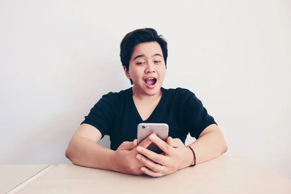 Asiatische Schöne Kurzhaarmädchen Ist Schockiert Oder Angewidert Smartphone Auf Dem — Stockfoto