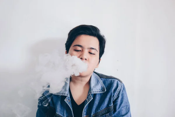 Asiatische Schöne Kurzhaarmädchen Tragen Jeansjacke Raucht Elektronische Zigarette Oder Dampft — Stockfoto