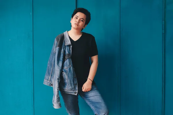 Asiático Bonito Cabelo Curto Menina Segurando Jeans Jaqueta Fundo Azul — Fotografia de Stock