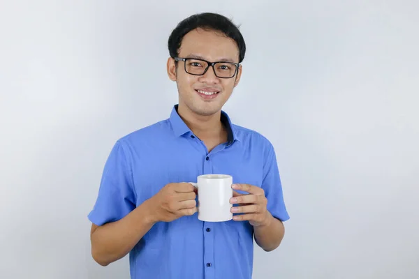 Giovane Asiatico Uomo Sorriso Portare Bianco Tazza Caffè Godere Mattina — Foto Stock