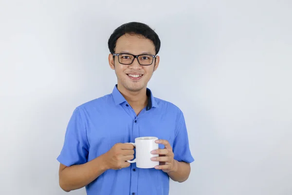 Giovane Asiatico Uomo Sorriso Portare Bianco Tazza Caffè Godere Mattina — Foto Stock