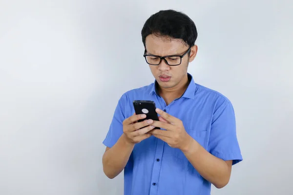 Joven Asiático Hombre Shocked Feliz Cuando Buscando Smartphone —  Fotos de Stock