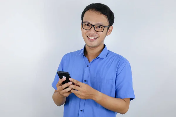 Och Glad Ansikte Ung Asiatisk Man Med Telefon Handen Reklammodell — Stockfoto