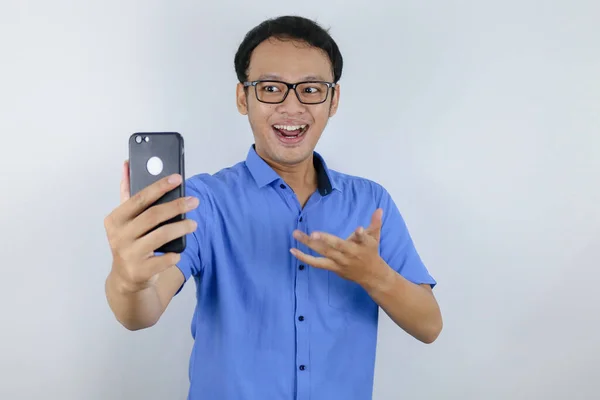 Uśmiech Szczęśliwa Twarz Młodego Azjaty Telefonem Ręku Koncepcja Modelu Reklamy — Zdjęcie stockowe