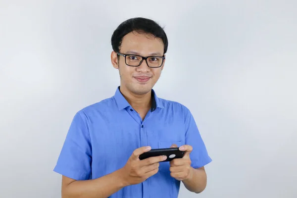 Asyalı Genç Adam Oyun Oynarken Akıllı Telefondan Eğlenir Gülümser Endonezyalı — Stok fotoğraf