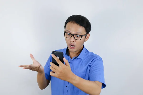 Młody Azji Człowiek Wstrząśnięty Szczęśliwy Kiedy Patrząc Smartfon — Zdjęcie stockowe
