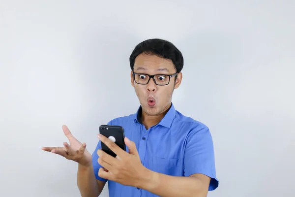 Young Asian Man Shocked Happy Looking Smartphone — Stock Photo, Image