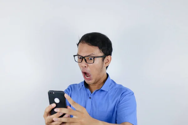 Jovem Asiático Homem Chocado Feliz Quando Ele Olhando Smartphone — Fotografia de Stock