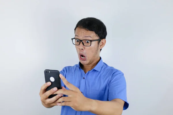 Joven Asiático Hombre Shocked Feliz Cuando Buscando Smartphone — Foto de Stock