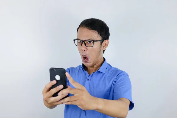 Joven Asiático Hombre Shocked Feliz Cuando Buscando Smartphone — Foto de Stock