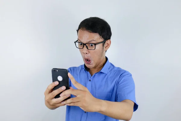 Jovem Asiático Homem Chocado Feliz Quando Ele Olhando Smartphone — Fotografia de Stock