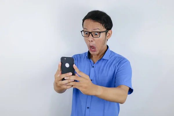 Joven Asiático Hombre Shocked Feliz Cuando Buscando Smartphone —  Fotos de Stock