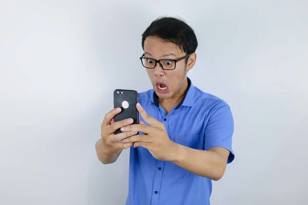 Ung Asiatisk Man Chockad Och Glad När Han Ser Smartphone — Stockfoto