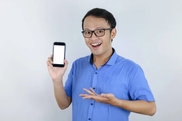 Jovem Asiático Vestir Camisa Azul Está Sorrindo Apontando Espaço Branco — Fotografia de Stock