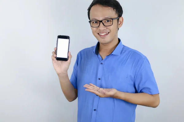 Mladý Asijský Muž Nosit Modré Tričko Stojí Usmívá Ukazuje Bílé — Stock fotografie